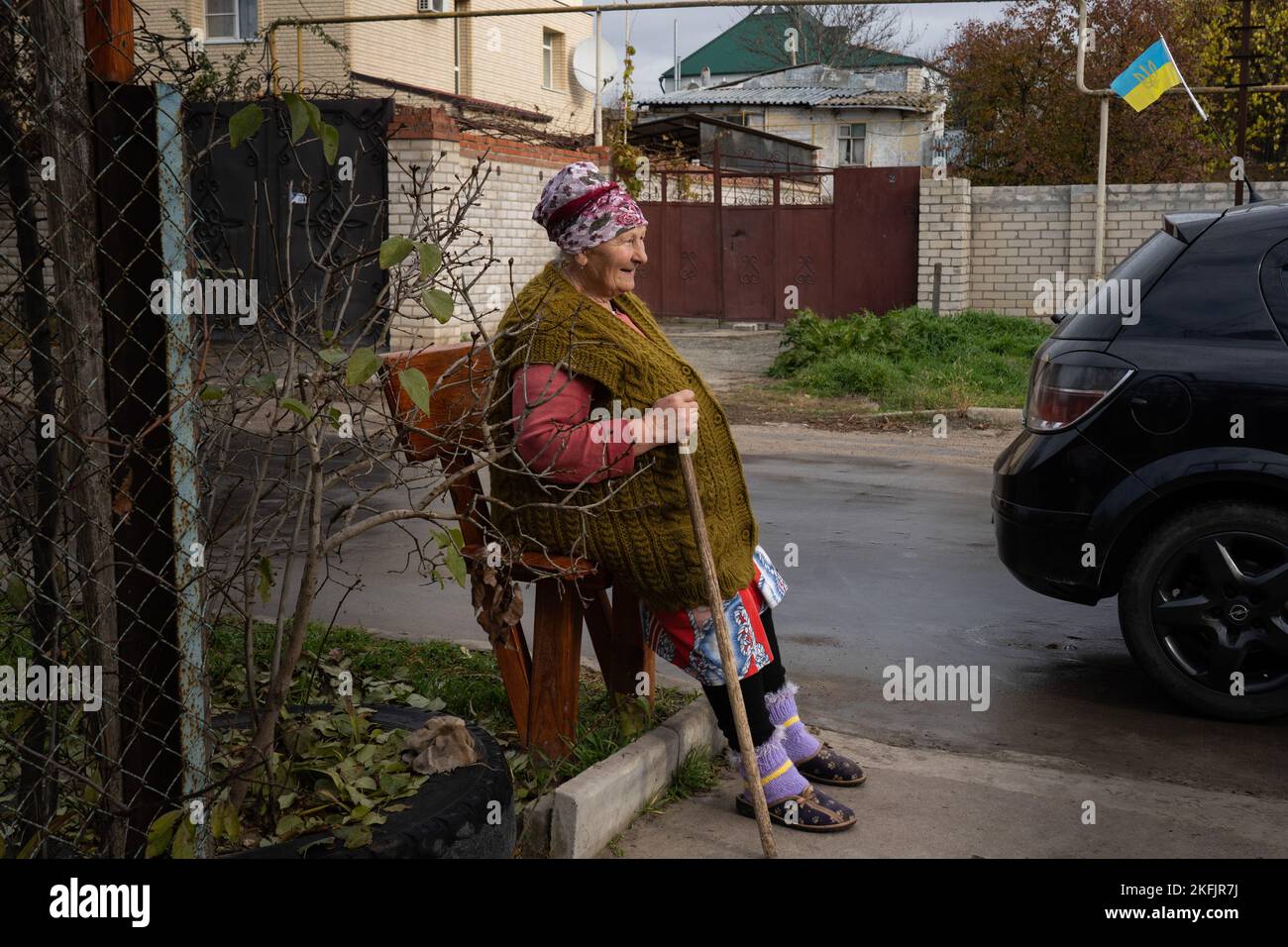Kherson, Ukraine. 16th novembre 2022. Olla, une résidente de Kherson, est vu porter un bâton de marche et assis devant sa maison. Elle a dit qu'elle avait conduit avec son fils parce que c'était effrayant de sortir pendant l'occupation. Les habitants de Kherson sont encore très heureux de la libération de la ville, mettant fin à plus de 8 mois d'occupation. Cependant, la capitale régionale du sud n'a toujours pas d'électricité, d'eau et un minimum de signal et d'approvisionnement alimentaire. Crédit : SOPA Images Limited/Alamy Live News Banque D'Images