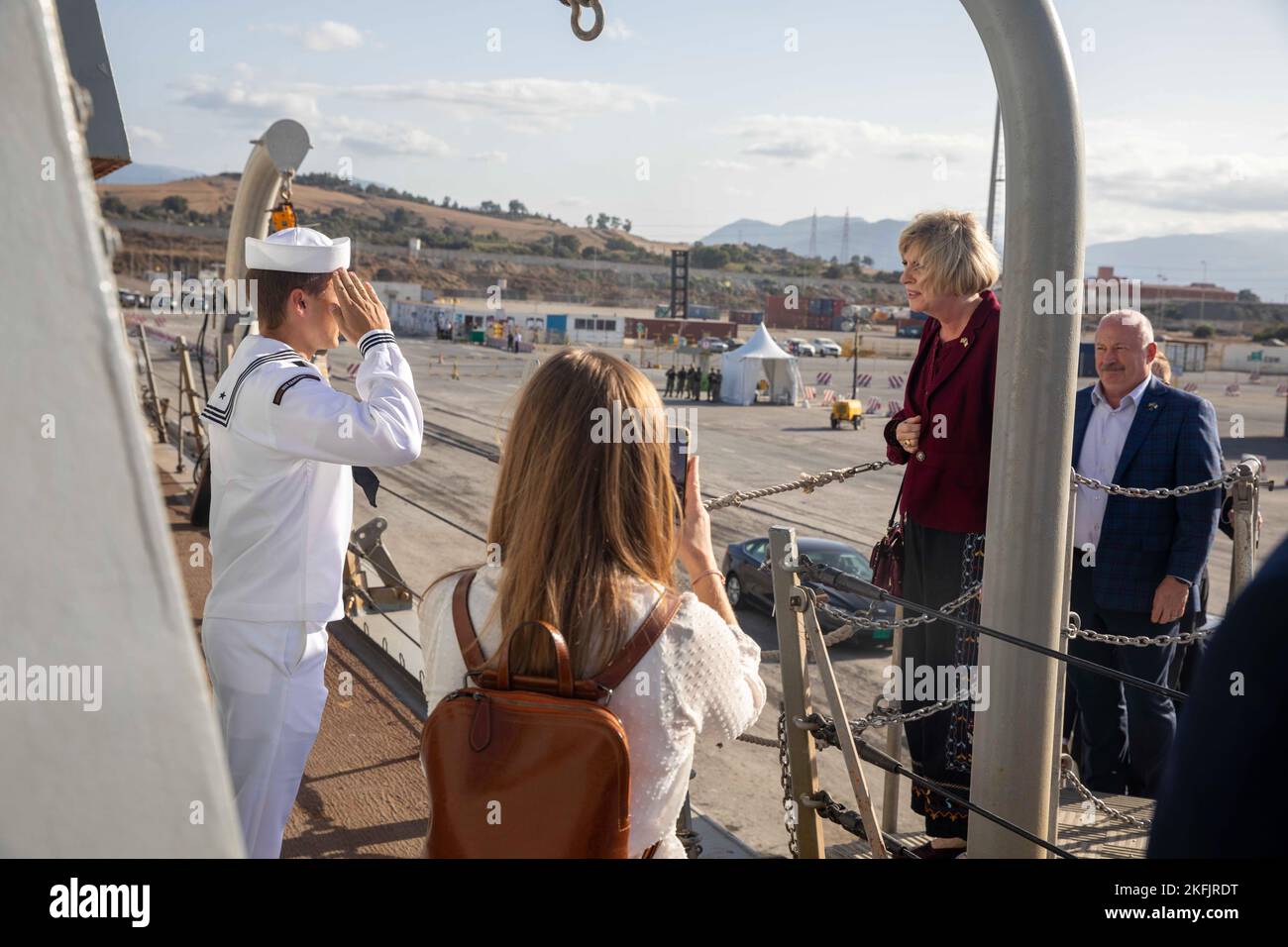 220920-N-FD648-1030 JIJEL, Algérie (20 septembre 2022) Elizabeth Aubin, ambassadrice des États-Unis en République algérienne démocratique et populaire, est accueillie à bord du destroyer de missiles guidés USS Farragut (DDG 99) de classe Arleigh Burke pour une visite sur le navire, le 20 septembre 2022. Le George H.W. Bush Carrier Strike Group est sur un déploiement prévu dans la zone d'opérations des forces navales américaines en Europe, employé par la Sixième flotte américaine pour défendre les intérêts américains, alliés et partenaires. CSG-10, DDG99, DÉPLOIEMENT, Farragut, GHWBCSG, US Navy, Banque D'Images