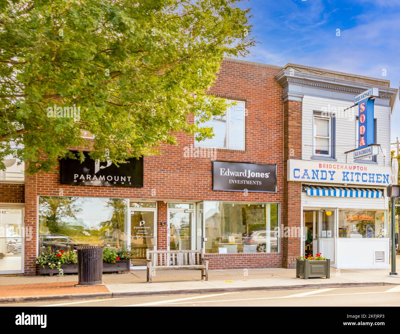 Les façades avant de Candy Kitchen, Edward Jones et Paramount Hamptons Banque D'Images