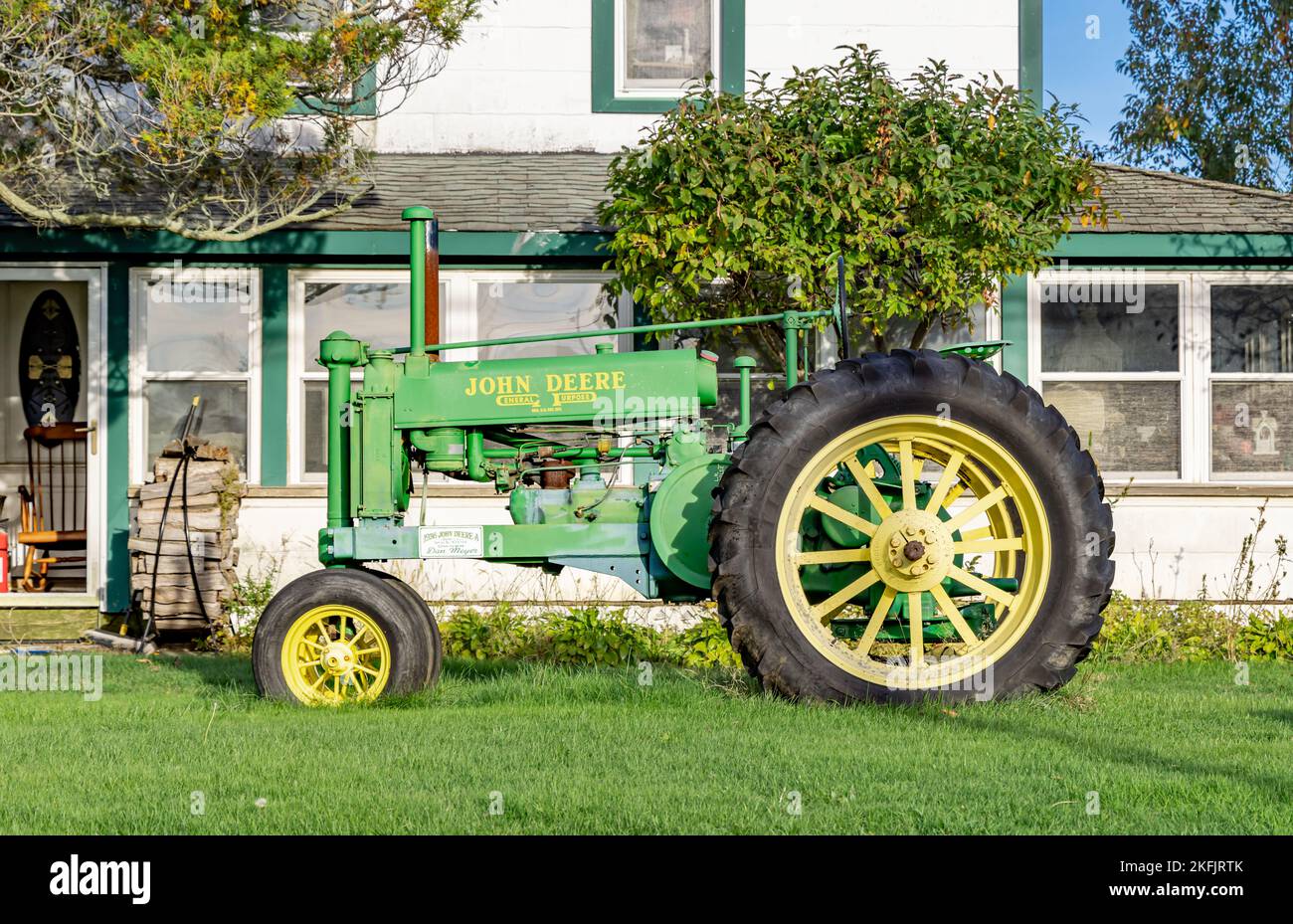 grand tracteur john deere vert et jaune avec nom de propriétaire, dan mayer Banque D'Images