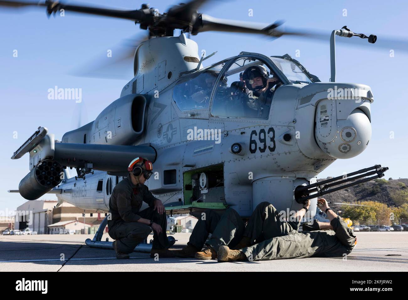 Les Marines des États-Unis des unités de l'aile des avions marins 3rd réarmer un Viper AH-1Z pendant l'entraînement avec l'équipe d'armement de la série All Type sur la station aérienne du corps des Marines Camp Pendleton, Californie, le 16 novembre 2022. L'équipe s'entraîne régulièrement sur plusieurs plates-formes pour s'assurer que chaque membre est qualifié et qu'il possède les compétences nécessaires pour charger des munitions sur toutes les plates-formes d'aéronef dans la 3rd e Escadre d'aéronef marin. Les capacités que ces Marines apportent à l'équipe de 3rd MAW offrent une souplesse et une létalité accrues aux commandants (États-Unis Photo du corps marin par Sgt. Rachaelanne Woodward) Banque D'Images