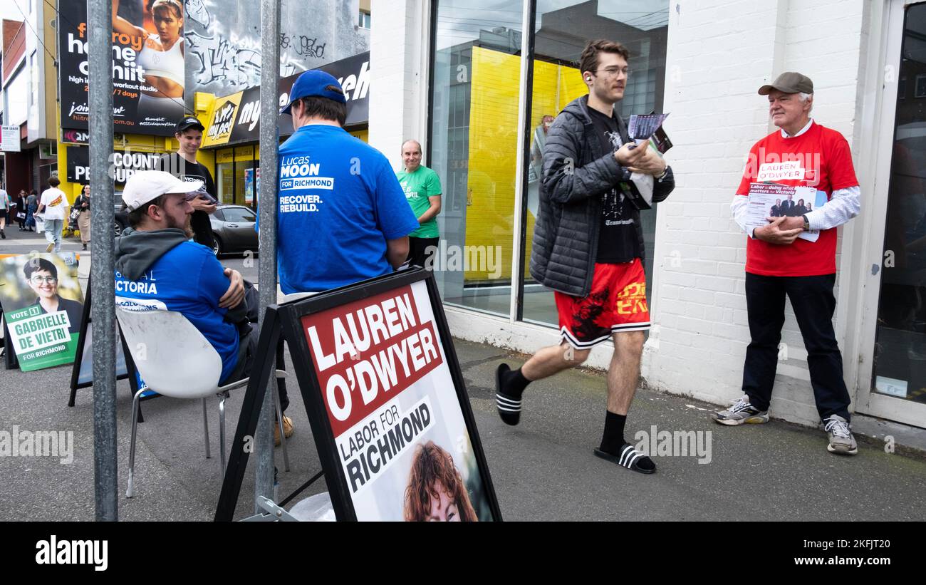 Les bénévoles ont fait distribuer des informations politiques dans un centre de vote précoce pour les élections de l'État de Victoria. Fitzroy, Melbourne, Victoria, Australie. Banque D'Images