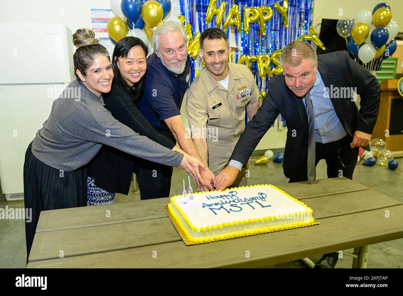 Les membres du Naval surface Warfare Center, division Corona, posent tout en coupant le gâteau anniversaire commémorant le 20th anniversaire du laboratoire Measurement Science & Technology de Norco, Californie, le 20 septembre 2022. Le laboratoire a ouvert ses portes pour la première fois le 26 août 2022. De gauche à droite, le chef de branche Leticia Rocha, le chef de division Alice Luh, le chef de laboratoire Michael Wheeler, le commandant du capitaine de la marine américaine Mike Aiena et le chef de département Richard Schumacher. Banque D'Images