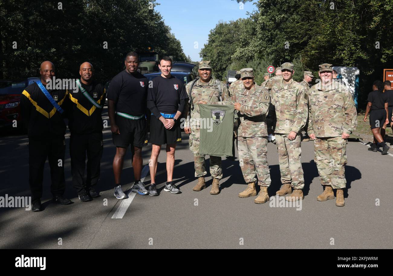 Les soldats de l'armée américaine appartenant au groupe de la brigade médicale 30th se réunissent pour une photo au début du cours « Value Your Life » de 3,6 miles à la caserne d'Ordnance du Rhin, Kaiserslautern, Allemagne sur 21 septembre 2022. L'événement de 21st du Commandement du soutien du théâtre a permis de sensibiliser les gens aux facteurs de stress et aux ressources disponibles pour y faire face. Banque D'Images