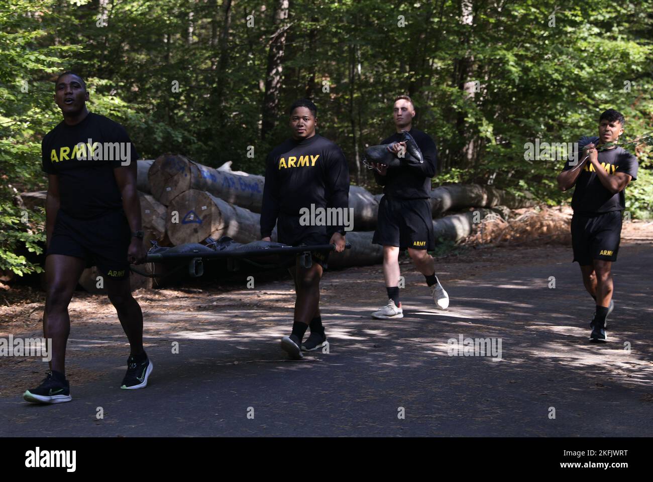 Les soldats de l'armée américaine appartenant à la Brigade de soutien 16th portent une litière et des sacs de sable vers leur prochaine station pendant le cours de 3,6 miles 'Value Your Life' sur la caserne d'ordnance du Rhin, Kaiserslautern, Allemagne sur 21 septembre 2022. L'événement de 21st du Commandement du soutien du théâtre a permis de sensibiliser les gens aux facteurs de stress et aux ressources disponibles pour faire face au stress. Banque D'Images
