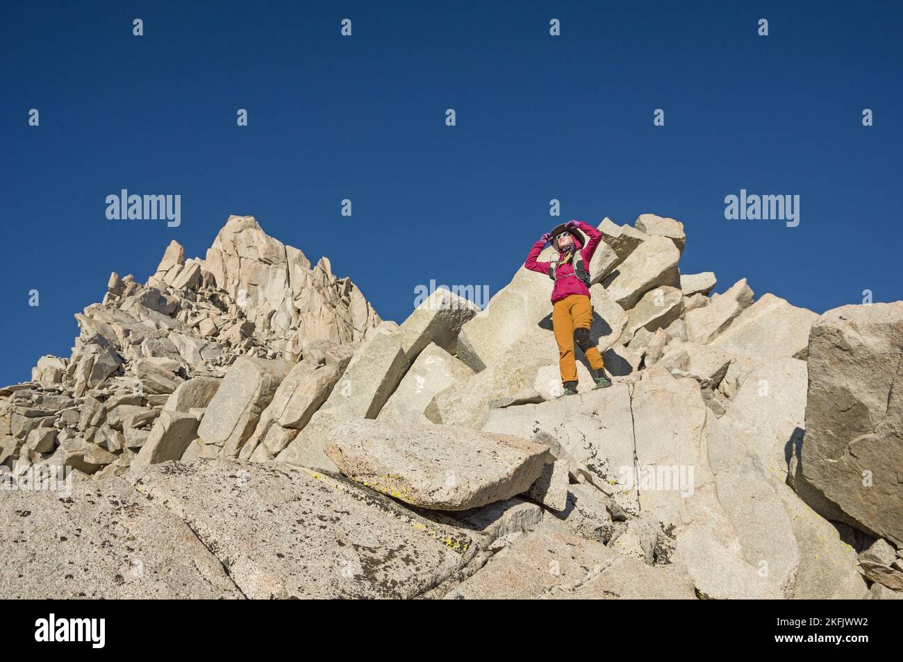 Femme avec coupe-vent appréciant la vue sur une descente du Mont Stanford Nord Banque D'Images