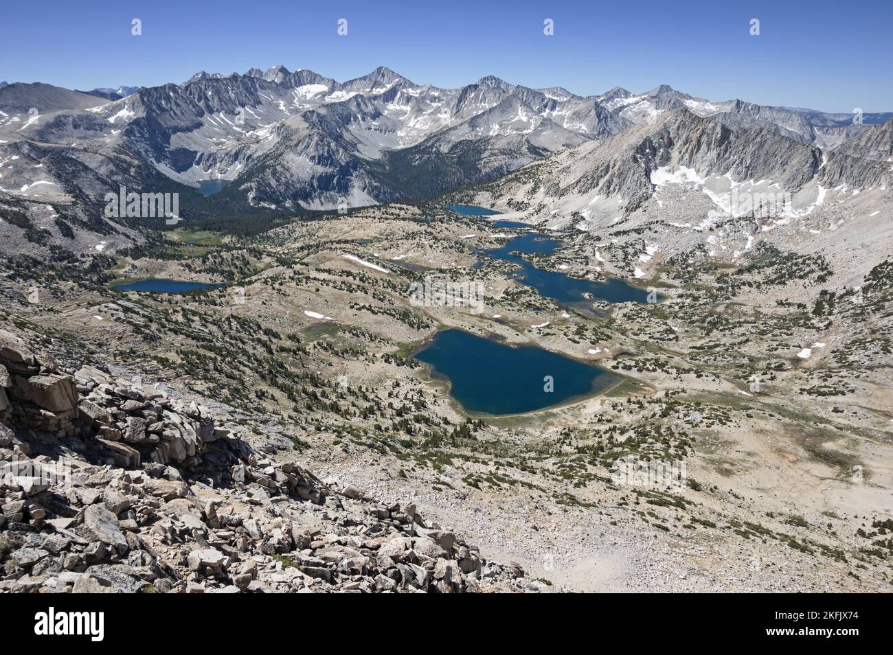 Pioneer Basin de haut en haut sur le Mont Stanford Nord avec les renfoncements et le Mont Gabb sur l'horizon Banque D'Images