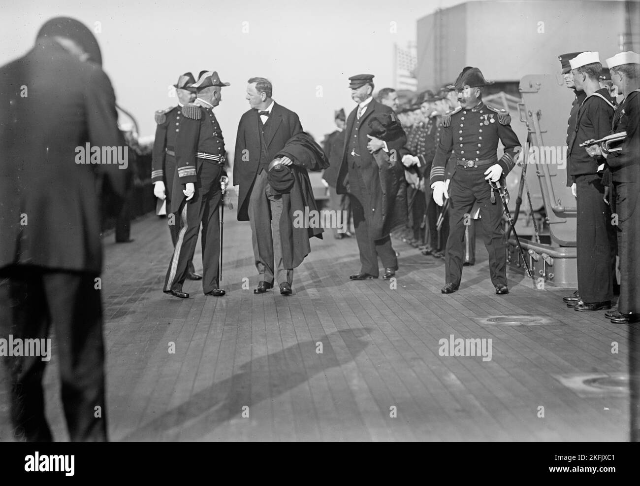 Pratique Target – Daniels, Josephus; Badger, Charles Johnston, contre-amiral, N. É.-U.; Chapin, Fred L., capitaine, N. É.-U.; Redfield, William Cox, représentant de New York, 1911-1913; sec. Of Commerce, 1913-1919, 1913. Banque D'Images