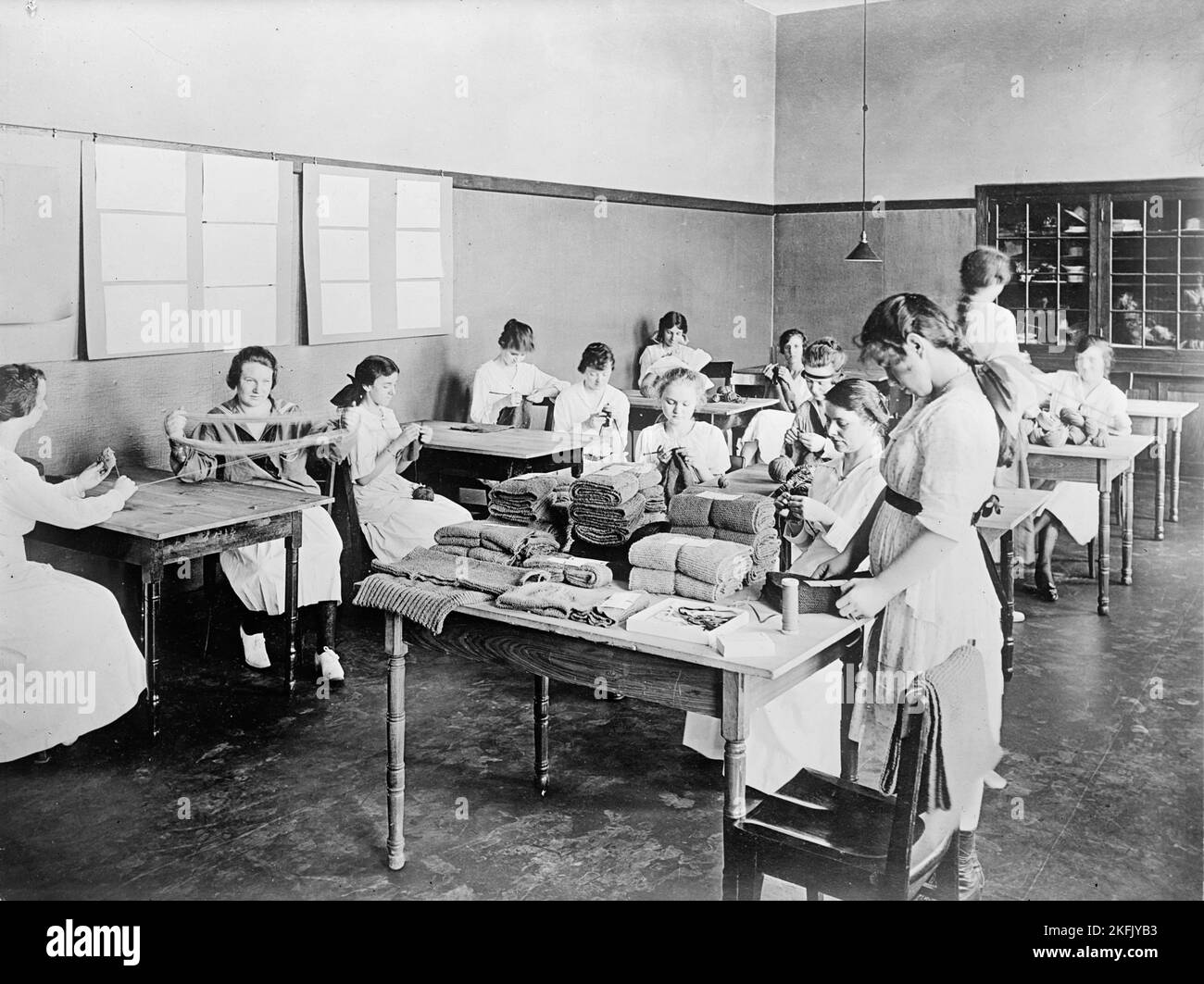 Division de l'habillement de la Croix-Rouge, divers Vues sur les salles de travail et les femmes couture, tricot, etc., 1917. Banque D'Images