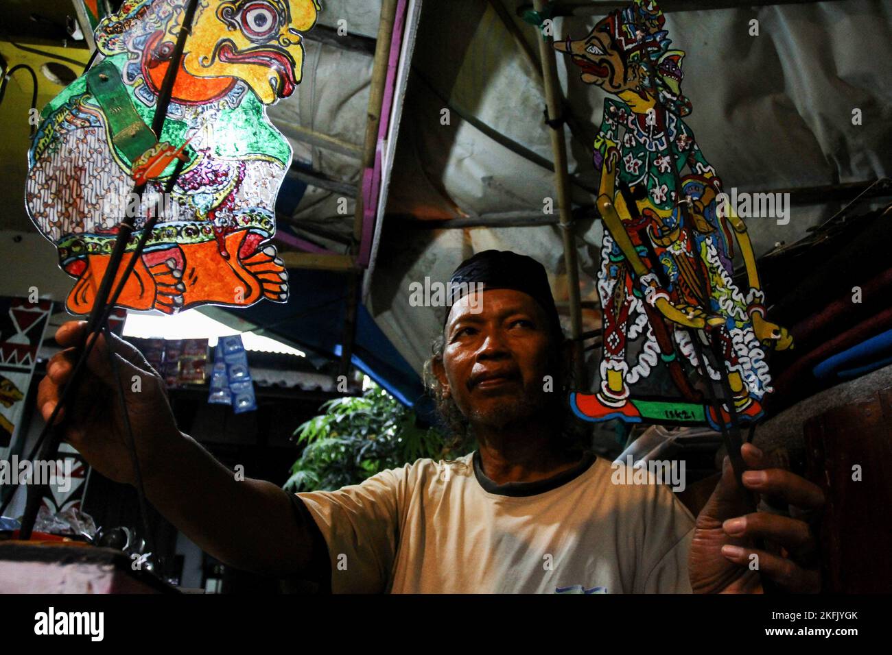 L'artiste marionnette Iskandar Hardjodimuljo montre son "wayang uwuh" à Yogyakarta. Le « wayang uwuh », fabriqué à partir de déchets ménagers tels que des bouteilles d'eau minérale, du carton, des récipients à nourriture et des plastiques usagés, est vendu entre $1,59 et 127,38 $. Banque D'Images