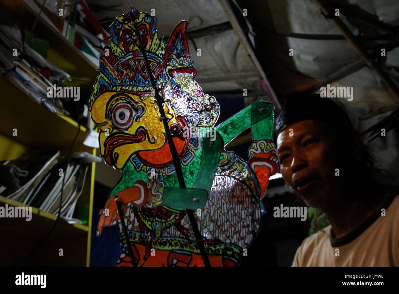 Yogyakarta, Indonésie. 16th novembre 2022. L'artiste marionnette Iskandar Hardjodimuljo montre son "wayang uwuh" à Yogyakarta. Le « wayang uwuh », fabriqué à partir de déchets ménagers tels que des bouteilles d'eau minérale, du carton, des récipients à nourriture et des plastiques usagés, est vendu entre $1,59 et 127,38 $. (Photo par Angga Budhiyanto/SOPA Images/Sipa USA) crédit: SIPA USA/Alay Live News Banque D'Images