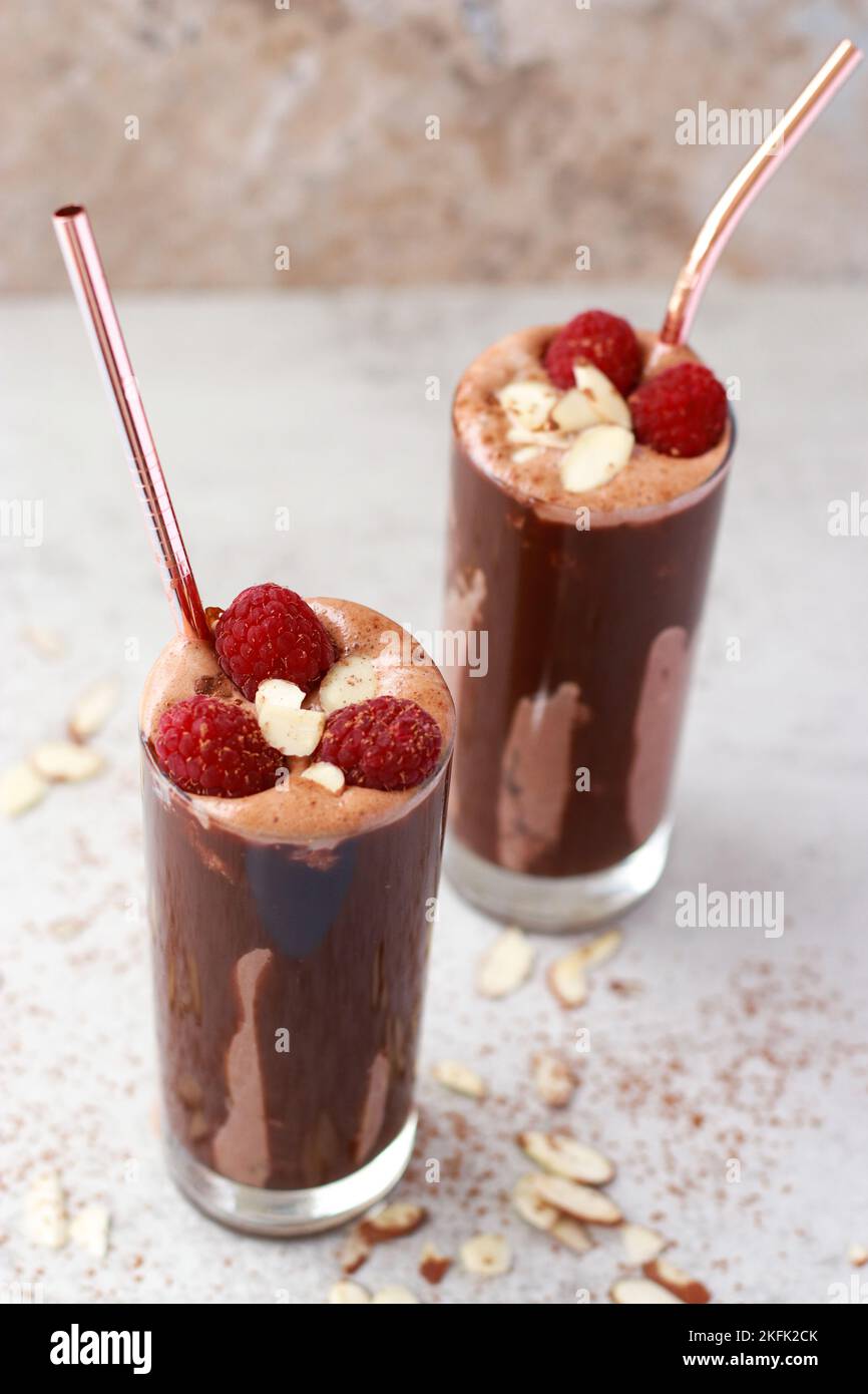 smoothie au chocolat aux amandes et aux framboises Banque D'Images