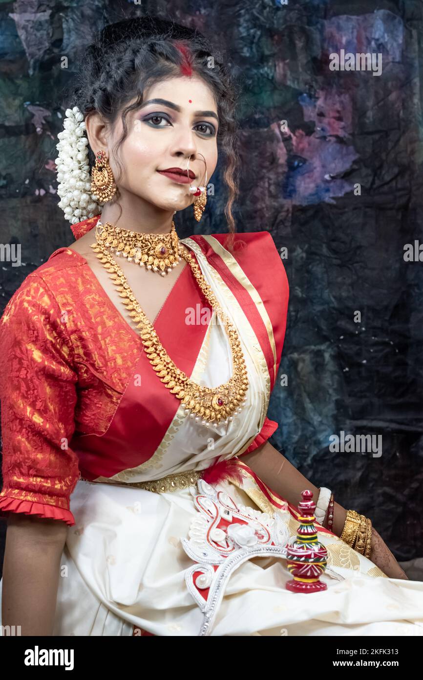 Une belle femme jouant sindur khèle à l'occasion de vijya dashmi. Portrait de femme indienne. Banque D'Images