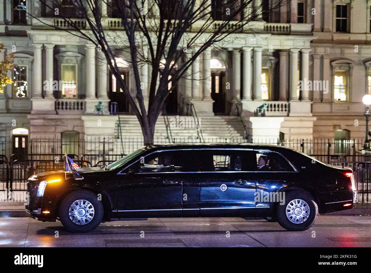 LE président AMÉRICAIN Joe Biden revient à la Maison Blanche dans la limousine présidentielle, connue sous le nom de « la Bête », lors d'une réception avant mariage pour sa petite-fille, Naomi Biden, qui épouse Peter Neal demain, à Washington, DC vendredi, 18 novembre 2022. Photo d'Al Drago/UPI Banque D'Images