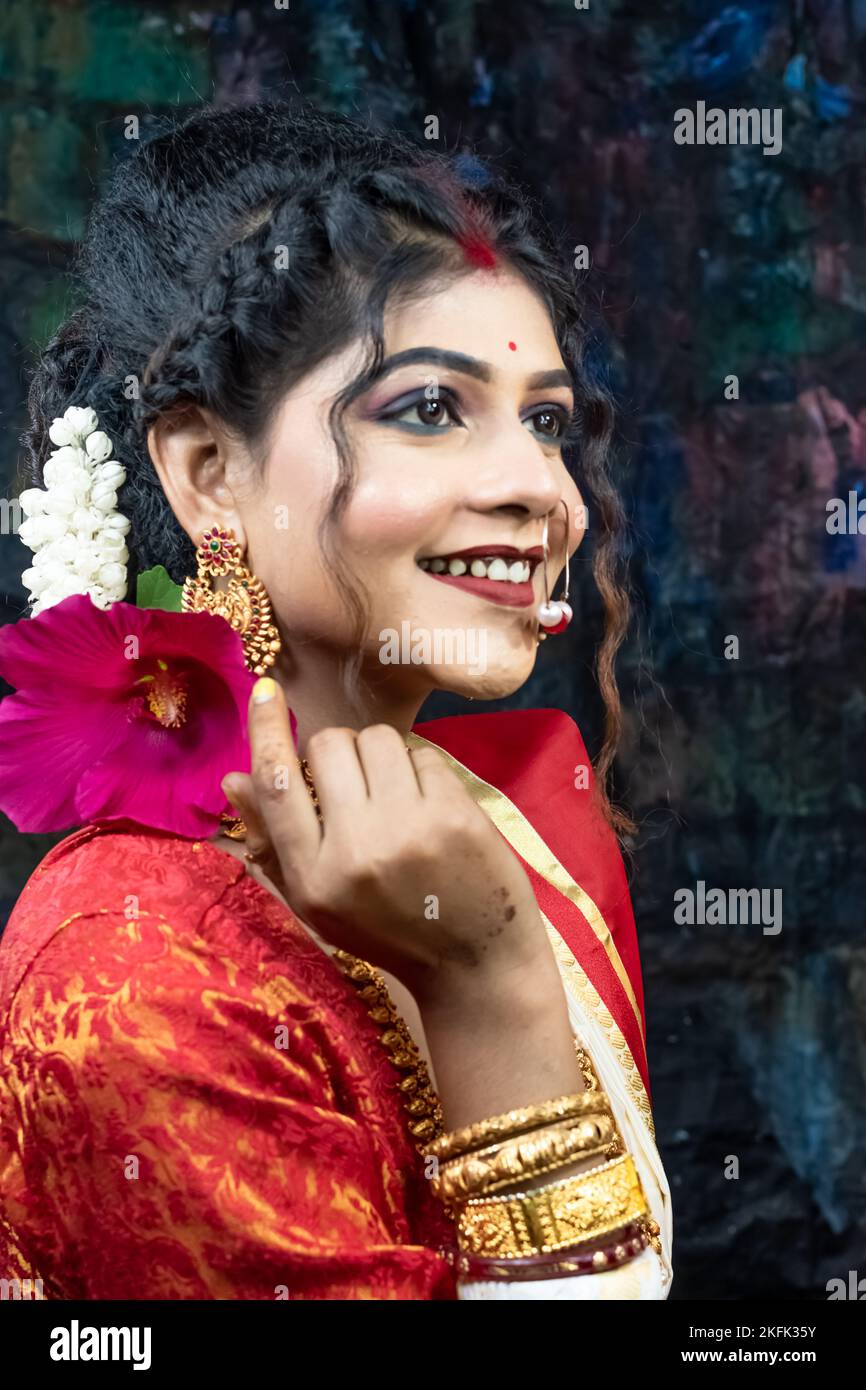 Une belle femme jouant sindur khèle à l'occasion de vijya dashmi. Portrait de femme indienne. Banque D'Images