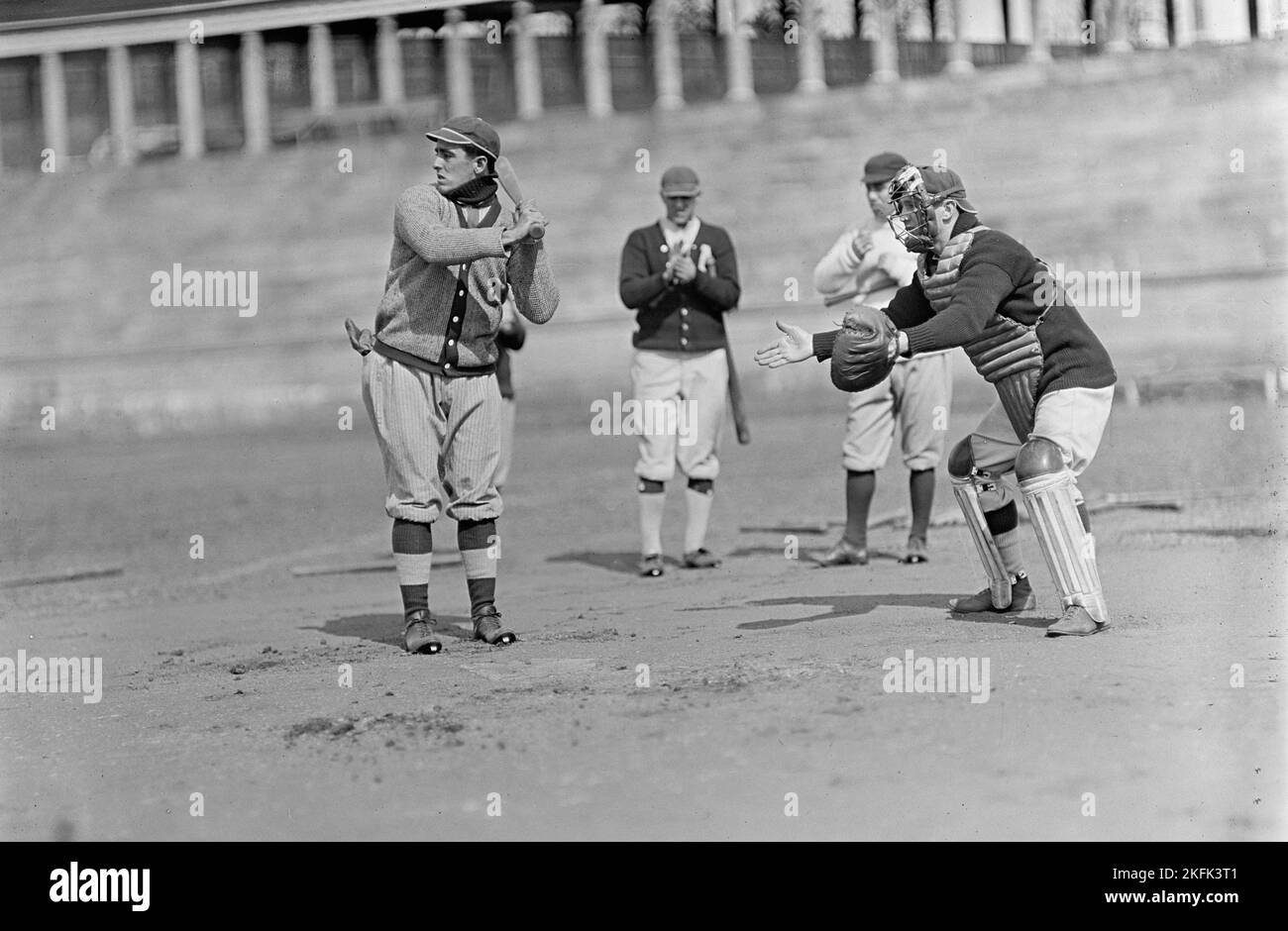 Jack Calvo à Bat, Vic Bickers (peut-être) dans Dark Sweater Holding Bat, Al Scheer à gauche de Catcher, Washington al, à l'Université de Virginie, Charlottesville (Baseball), ca. 1913. Banque D'Images