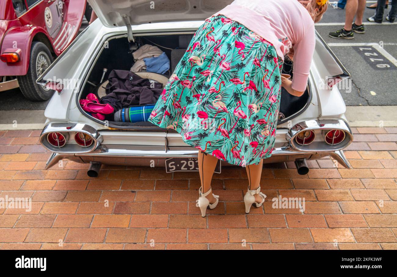 Une jeune fille rockabilly aux bas avec couture se charge de sa chaussure à la voiture de Cooly Rocks on à Coolangatta, Gold Coast, queensland, australie Banque D'Images