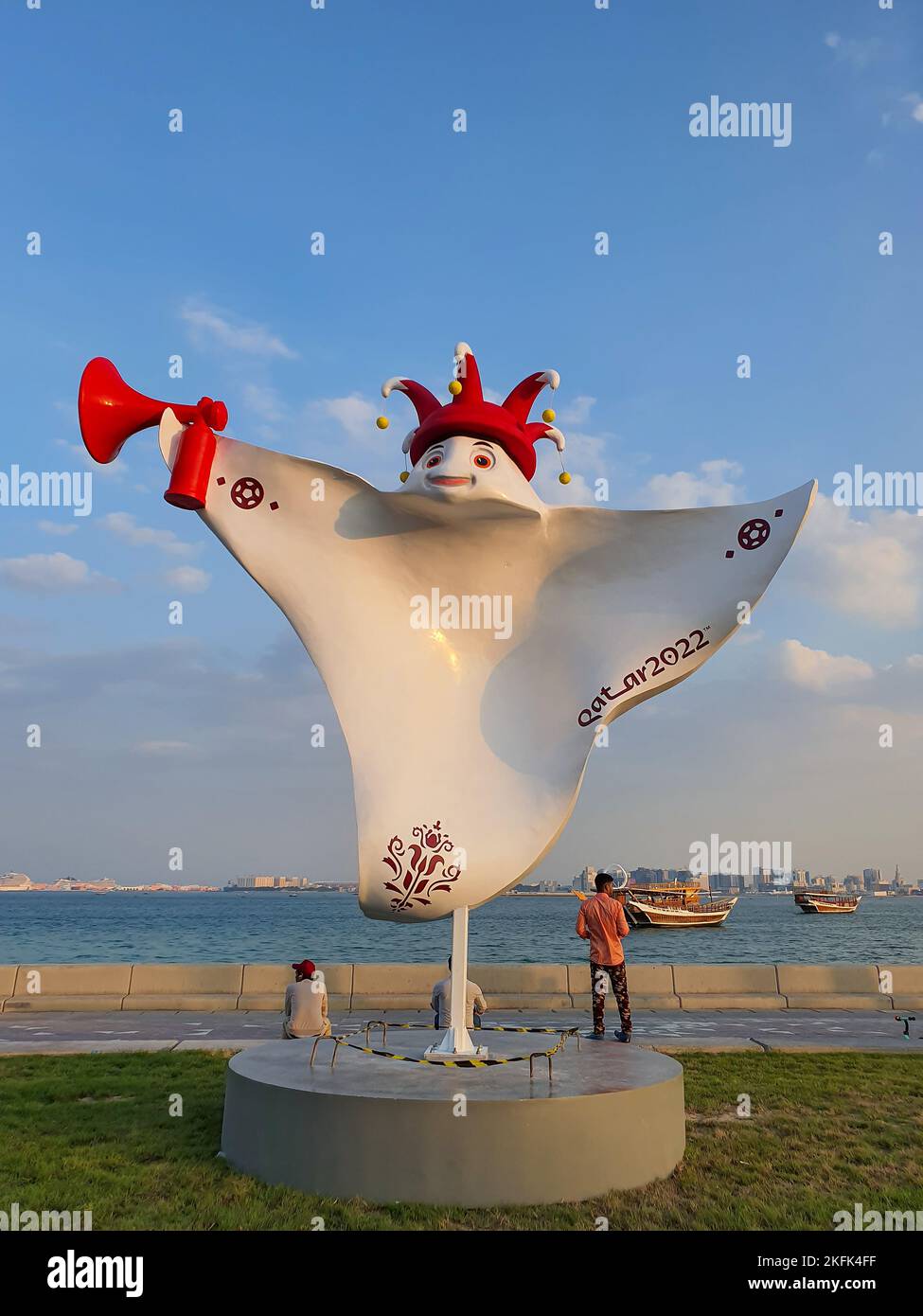 La'eeb est un mot arabe qui signifie un joueur super-qualifié. Il appartient à une mascotte parallèle-verset qui est indescriptible. Officiel de la coupe du monde de la FIFA, Qatar 2022 Banque D'Images