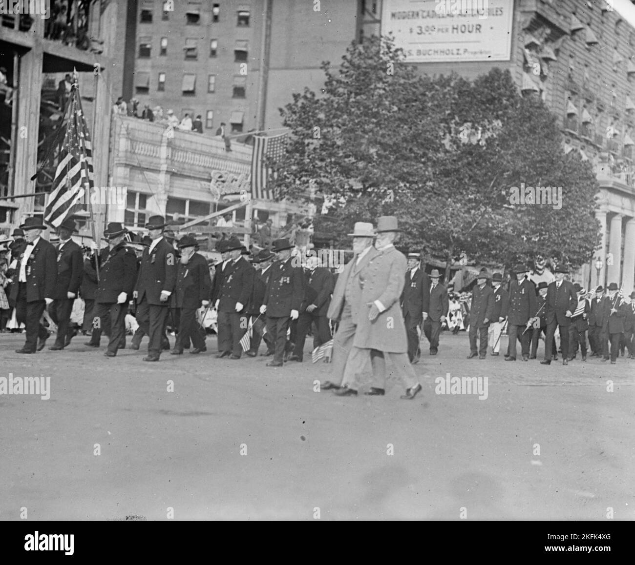 Grande Armée de la République - unité en projet de défilé de D.C. 2 soldats confédérés à Foreground, 1917. Banque D'Images