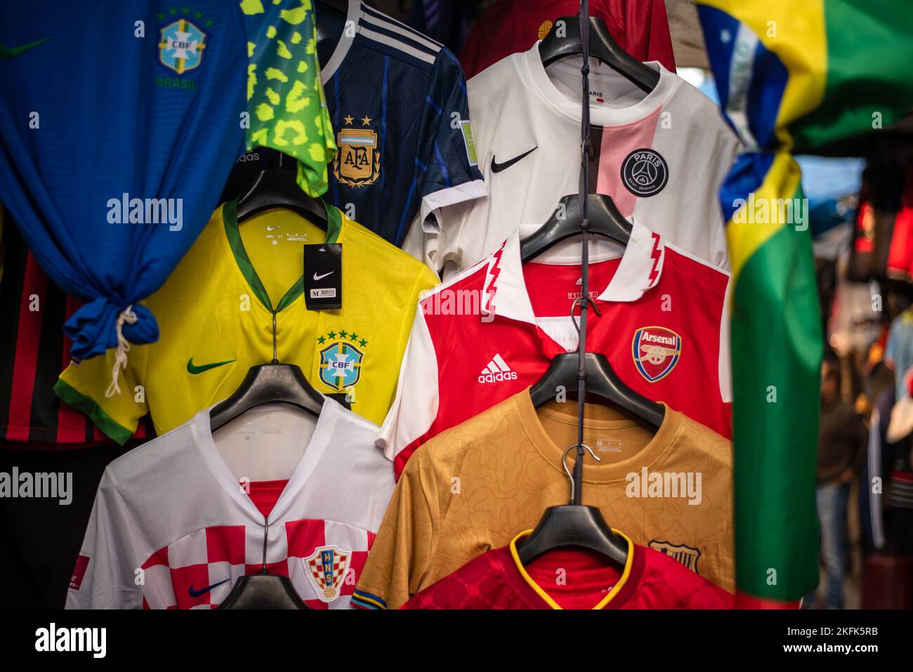 Calcutta, Inde - 15 novembre 2022. Des maillots de football de divers pays sont suspendus dans un magasin de détail à vendre. Banque D'Images
