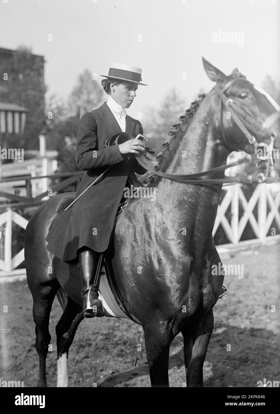 Dupont, Mlle Marion, équitation; spectacle équestre, 1916. Banque D'Images