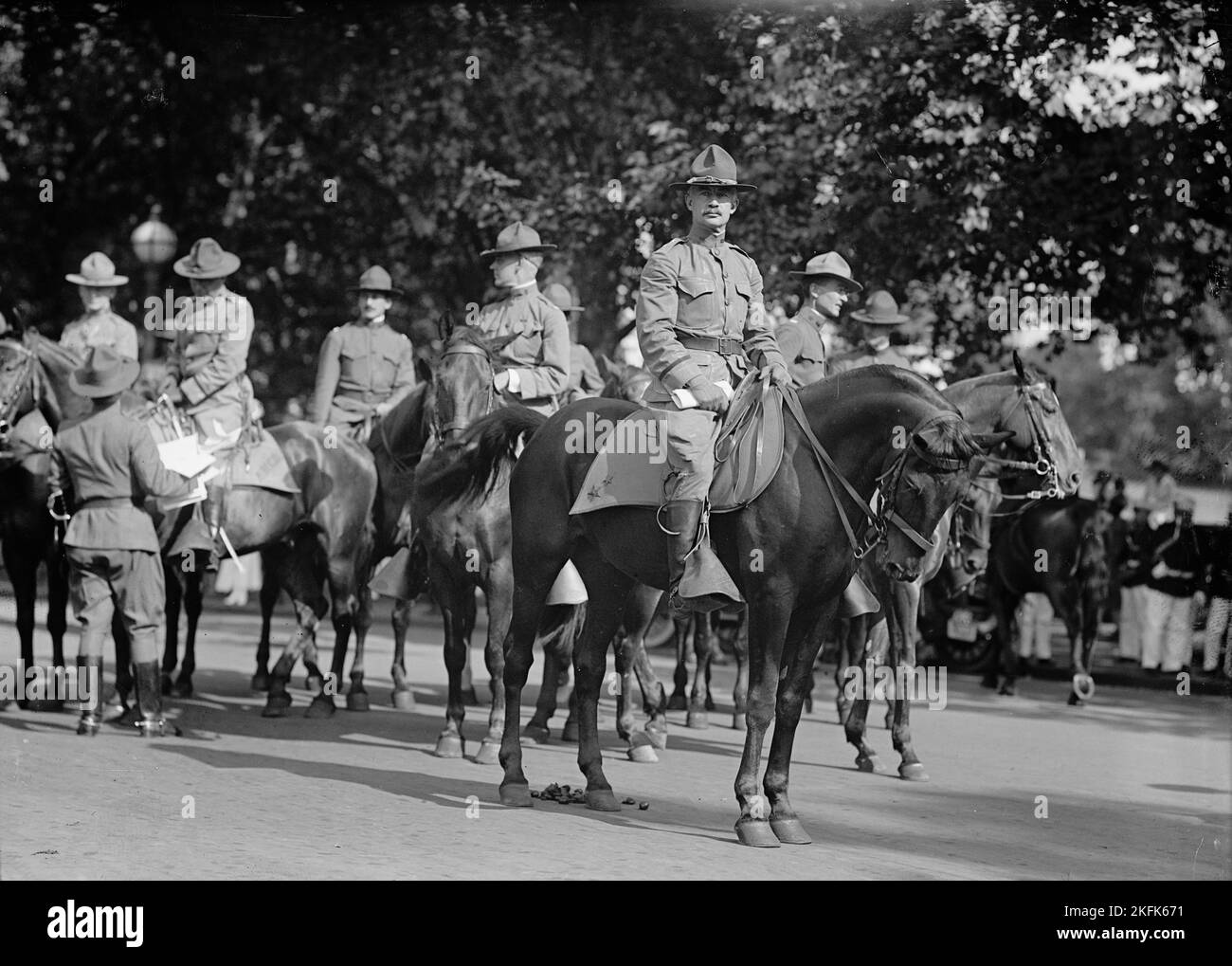 Projet de défilé - général Joseph E. Kuhn, Centre Front; général George H. Harries, à gauche de Kuhn, 1917. Banque D'Images