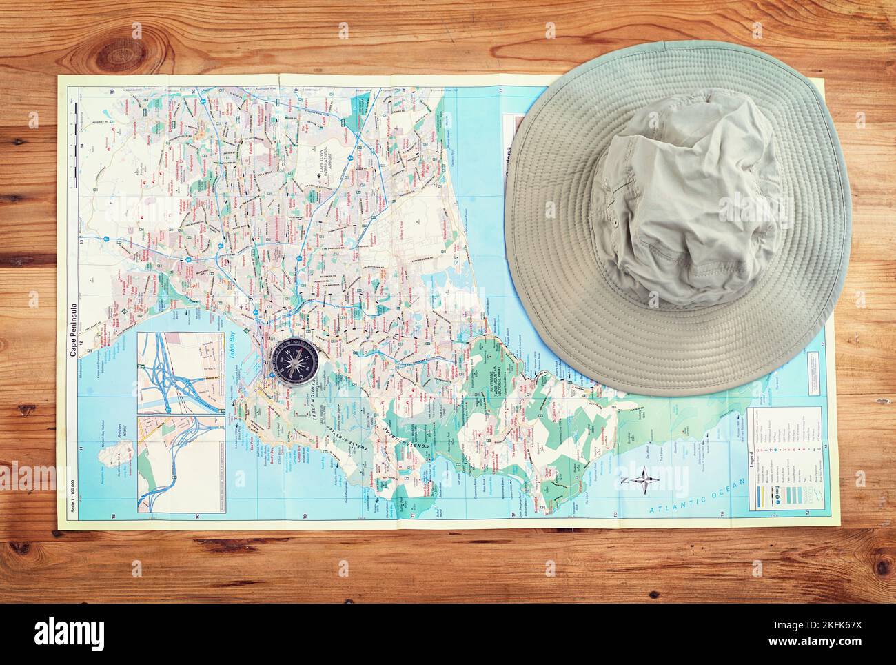 Temps d'exploration. Une boussole et un chapeau sur une carte sur une table. Banque D'Images