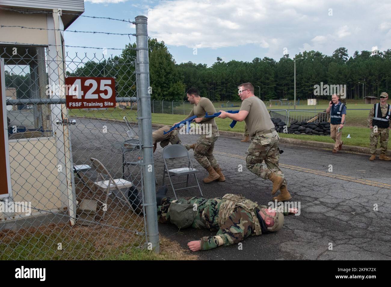 Des aviateurs, du 94th e Escadron des forces de sécurité, simulent comme des forces hostiles et prennent la tempête sur une base opérationnelle avancée lors d'un exercice à la base de réserve aérienne Dobbins, GA, le 22 septembre. Dobbins ARB a organisé, coordonné et participé à un exercice à l'échelle de la base, qui s'est tenu à compter du 19-25 septembre, sous le nom de United Force 22-01, afin de tester les capacités de préparation. Banque D'Images