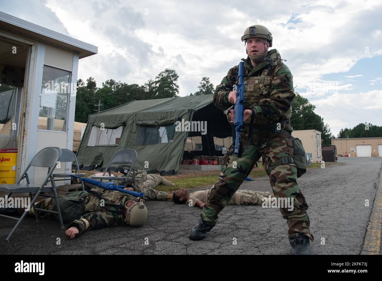 Tech. Sgt. Michael Mattern, 94th escadron des forces de sécurité, Airman des forces de sécurité, effectue une mesure défensive en sécurisant la porte d'entrée lors d'un exercice simulé à la base aérienne de la réserve Dobbins, GA, le 22 septembre. Dobbins ARB a organisé, coordonné et participé à un exercice à l'échelle de la base, qui s'est tenu à compter du 19-25 septembre, sous le nom de United Force 22-01, afin de tester les capacités de préparation. Banque D'Images