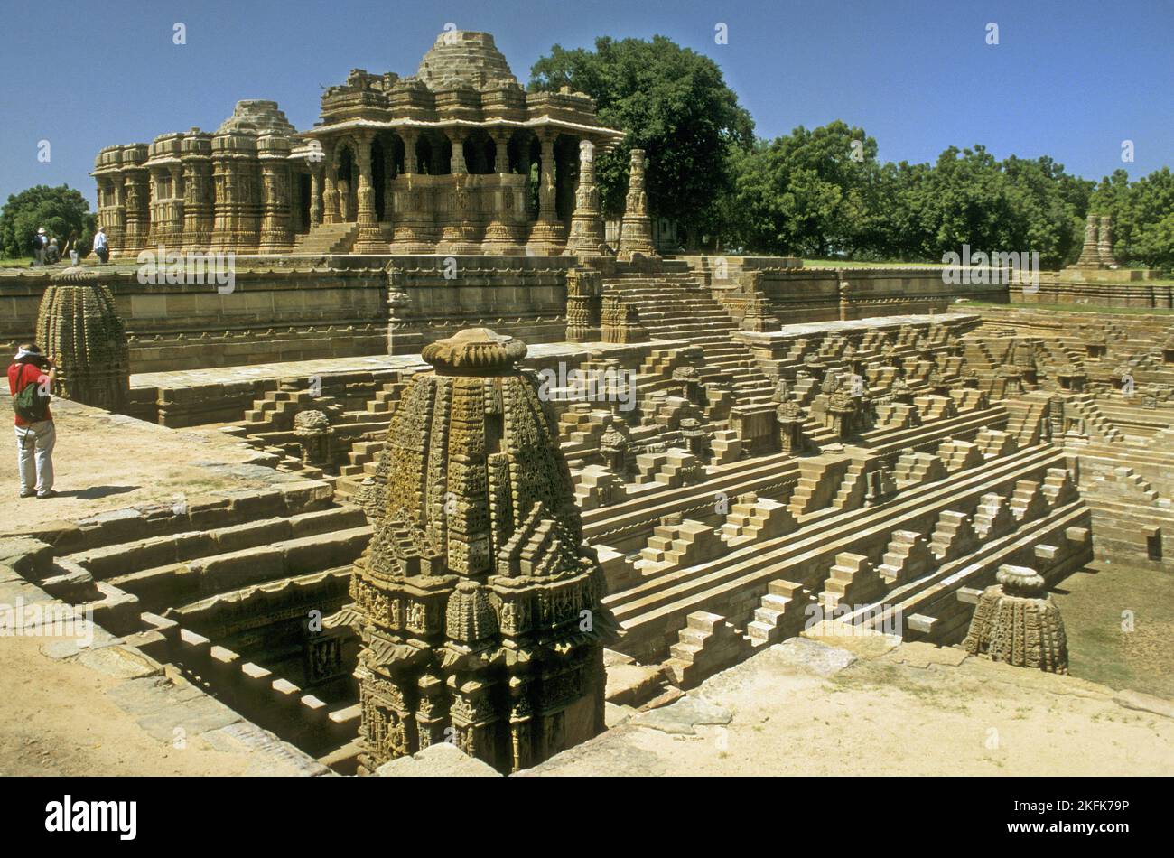 L'ancien temple du Soleil hindou de Modhéra est dédié à la divinité solaire Surya située dans le village de Modhéra dans le Gujarat, en Inde. Banque D'Images