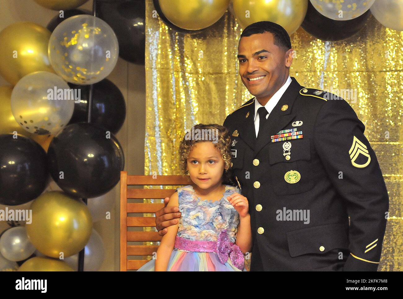 Sergent d'état-major William Stephens et sa fille posent pour des photos de stand de photo le 22 septembre, pendant la danse Père-fille organisée par le bureau de soutien religieux au Club Lee (photo de T. Anthony Bell). Banque D'Images