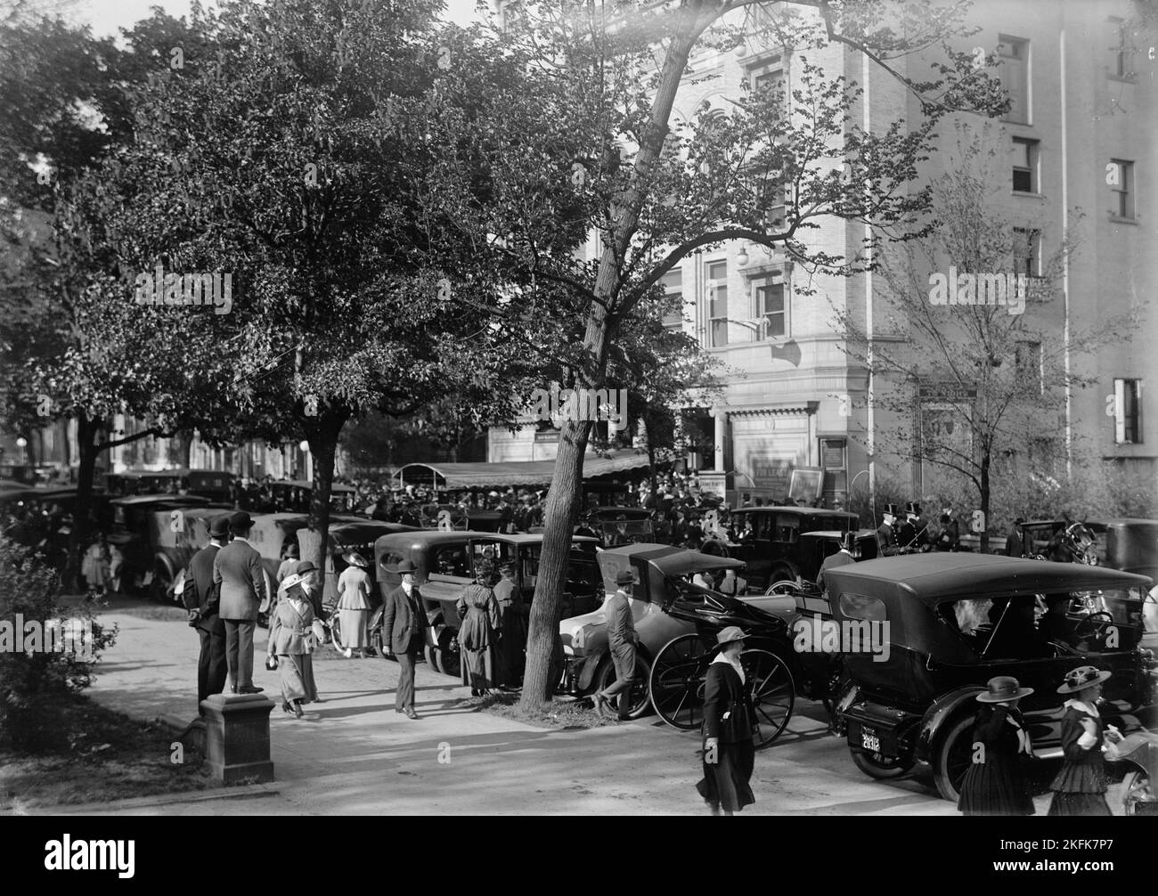 Scène devant le théâtre de Belasco - à la participation des Commissaires français, 1917. Affiches : « en train de jouer »; « aujourd'hui en salle »; « Grand avantage »; « ce sous-sol fin pour la location »; « The Mask & amp; Wig Club ». Banque D'Images