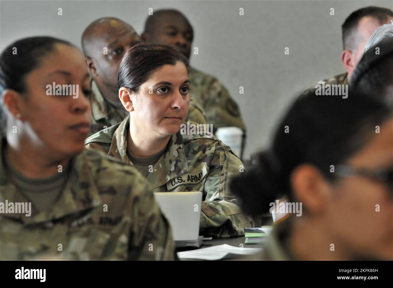 Sergent d'état-major Jennifer Toney porte une attention particulière à l'instruction offerte lors d'un cours de premier de son genre sur les personnes responsables qui a eu lieu le 19-23 septembre dans le comté de Chesterfield, en Virginie. Toney était l'un des 22 étudiants participant à l'événement de cinq jours au cours duquel les soldats culinaires ont obtenu une certification de sécurité alimentaire. Banque D'Images