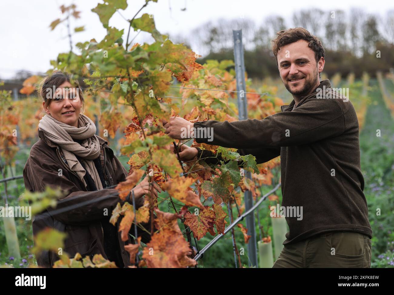 PRODUCTION - 03 novembre 2022, Rhénanie-du-Nord-Westphalie, Vlatten: Lisa (l) et Markus Schäfer, vignerons et fermiers, se tiennent dans leur vignoble à l'Eifel. Une fois tout planté, il sera l'un des plus grands vignobles de Rhénanie-du-Nord-Westphalie. (À dpa 'Vineyard dans l'Eifel: Le couple de jeunes vignerons réalise le rêve') photo: Oliver Berg/dpa Banque D'Images