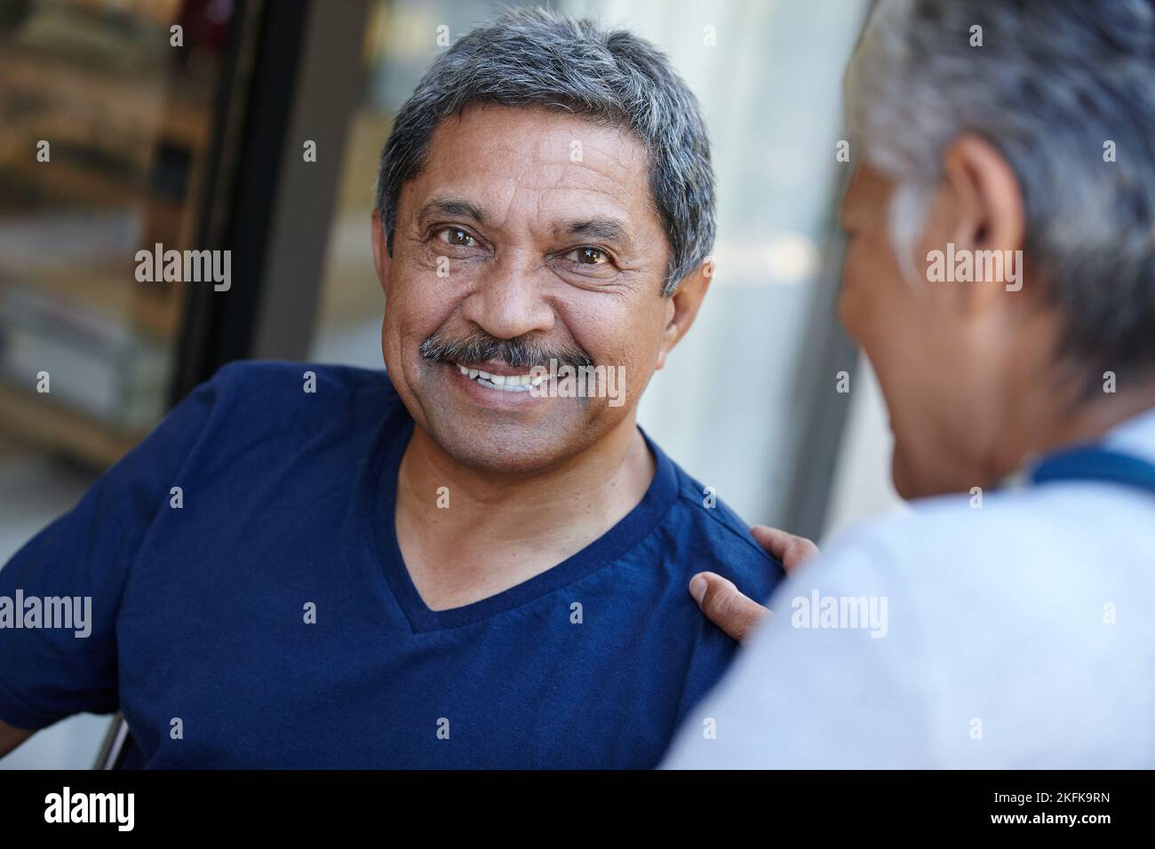 Le DOC affirme que la GI progresse bien. Portrait court d'un homme âgé avec son médecin. Banque D'Images