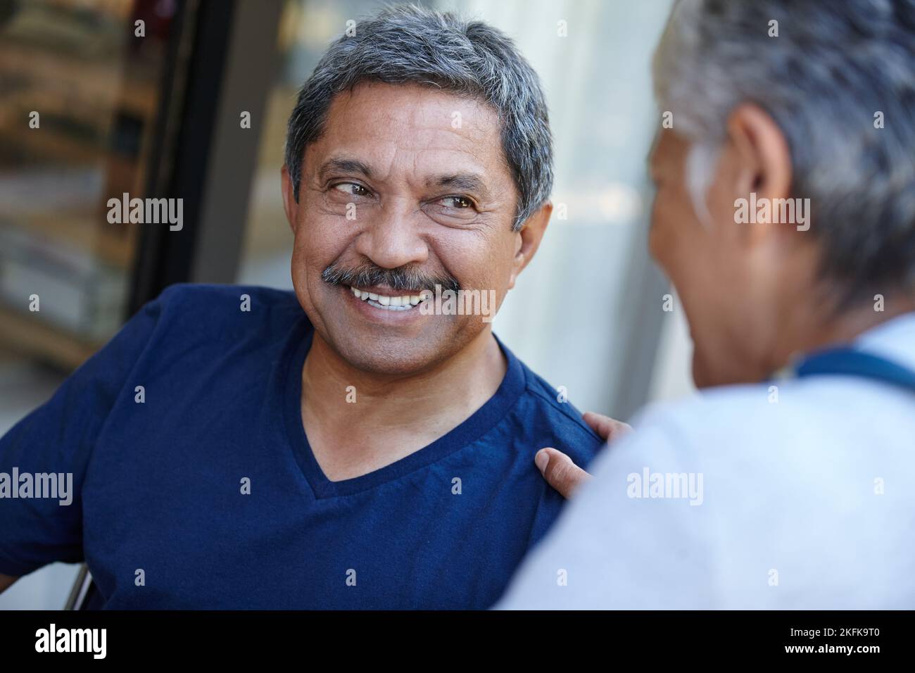 Obtenir de bonnes nouvelles de son médecin. Un homme âgé avec son médecin. Banque D'Images