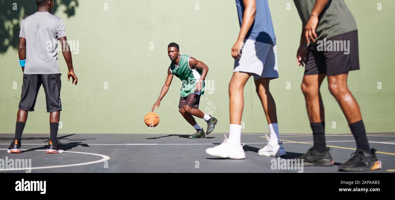 Sports, entraînement et travail d'équipe avec l'homme sur le terrain de basket-ball pour la remise en forme, l'entraînement et l'exercice. Cardio, été et amis avec un joueur de basket-ball pour Banque D'Images