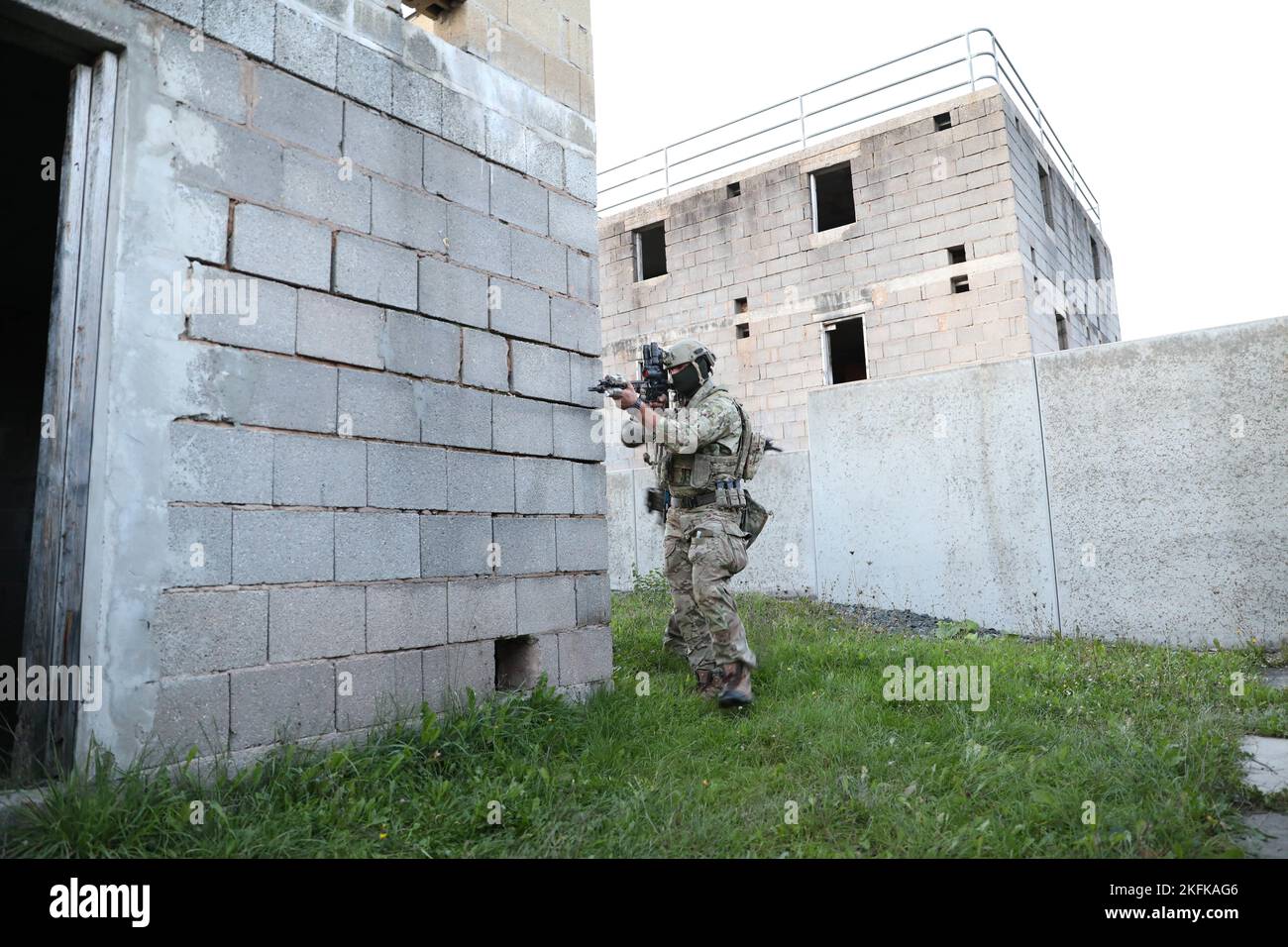 Une Beret verte de l'armée américaine du 10th Groupe des forces spéciales (Airborne) mène un quart de combat de près à la zone d'entraînement de Grafenwöhr, Allemagne, le 22 septembre 2022. Cet exercice dirigé par les forces spéciales vise à améliorer leur capacité à travailler avec les forces Commando du Royaume-Uni en temps de crise. Banque D'Images