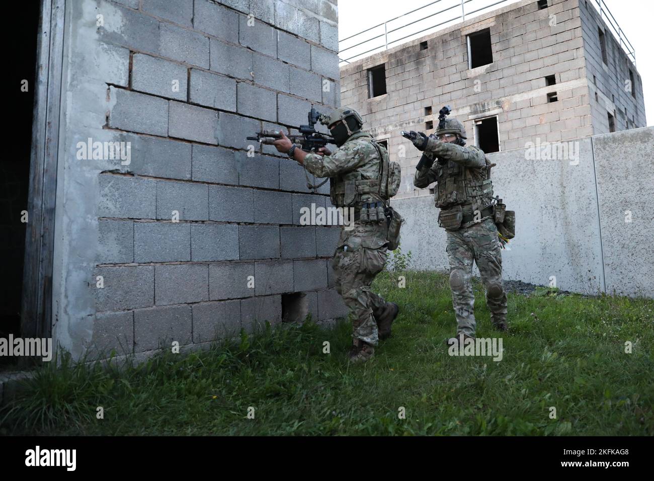 Royaume-Uni Royal Marines de 45 Commando et les berets verts de l'armée américaine de 10th Special Forces Group (Airborne) s'approchent furtivement d'une porte lors de l'entraînement de quart de bataille à la zone d'entraînement de Grafenwöhr, Allemagne, le 22 septembre 2022. Cet exercice dirigé par les forces spéciales vise à améliorer leur capacité à travailler avec les forces Commando du Royaume-Uni en temps de crise. Banque D'Images