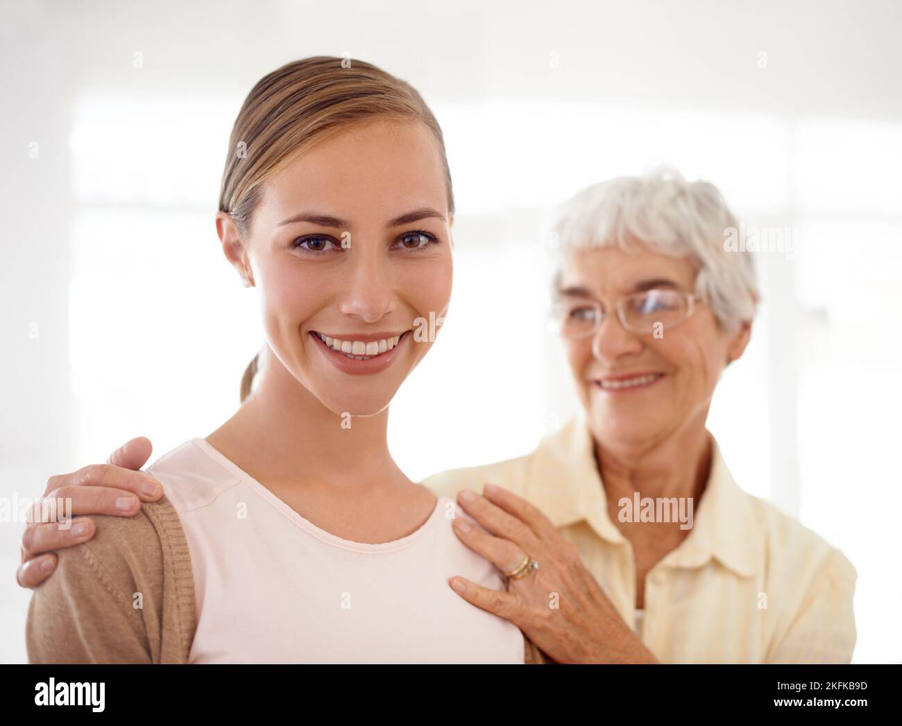 Shes est devenue une belle jeune femme. Portrait d'une jeune femme souriante et de sa mère âgée qui se joint. Banque D'Images