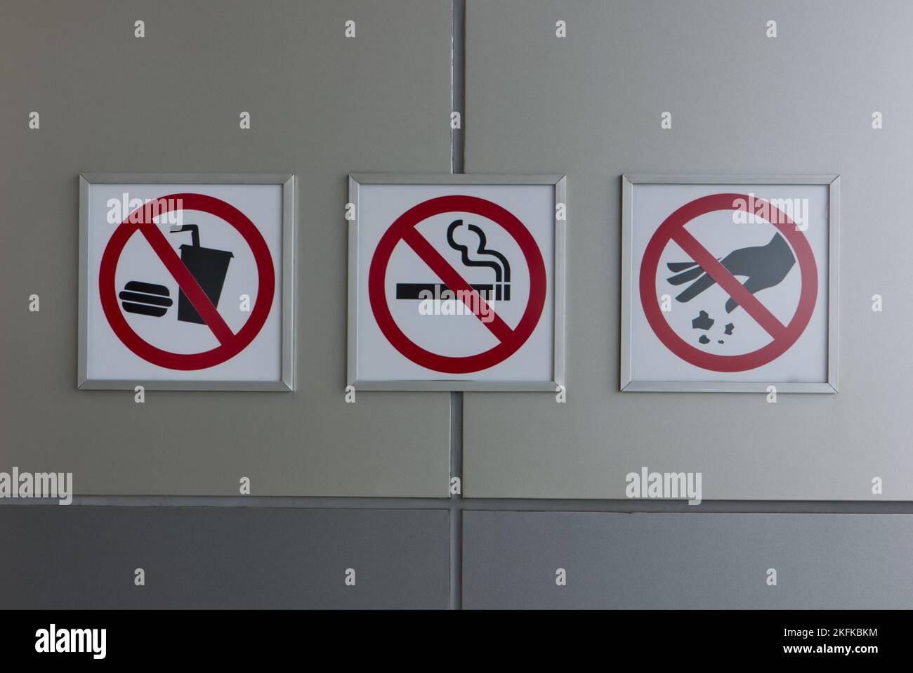 Un concept circulaire de signe interdit montrant pas de manger, pas de fumer et pas de tergirter sur un panneau mural à Bangkok, en Thaïlande. Banque D'Images