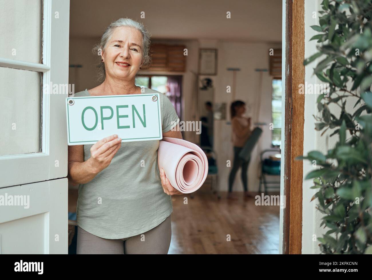 Femme, portrait et publicité signe ouvert, studio de yoga et club de fitness, mode de vie sain et bien-être senior. Bonne vieille femme à la porte de l'exercice Banque D'Images