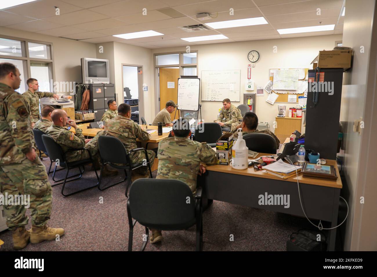 Leadership de la Force opérationnelle interarmées – Bethel et foi – Aviation organisent une réunion de planification en vue du mouvement du lendemain à l’arsenal de la Garde nationale de l’Armée de l’Alaska, à Bethel, en Alaska, le 23 septembre 2022. Plus de 130 membres de la Milice organisée de l'Alaska, Qui comprend des membres de la Garde nationale de l'Alaska, de la Force de défense de l'État de l'Alaska et de la milice navale de l'Alaska, ont été activés à la suite d'une déclaration de catastrophe publiée le 17 septembre après que les restes du typhon Merbok aient causé des inondations dramatiques sur plus de 1 000 milles de côtes de l'Alaska. (Photo de la Garde nationale de l'Alaska par 1st Lt. Balinda O' Banque D'Images