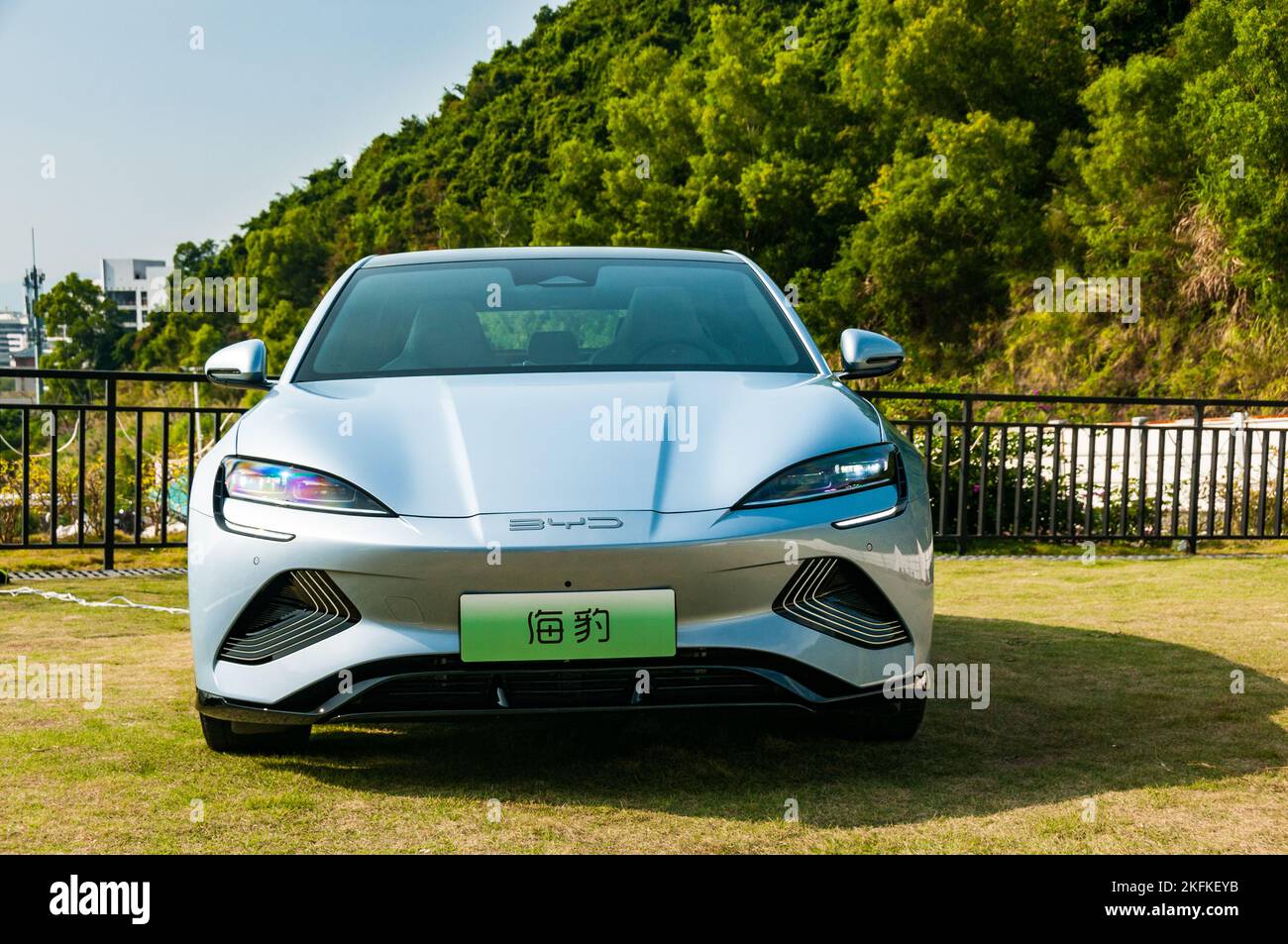 Une berline électrique BYD Seal (Atto 4) dans un champ de glamping à Shenzhen, province de Guangdong en Chine. Banque D'Images