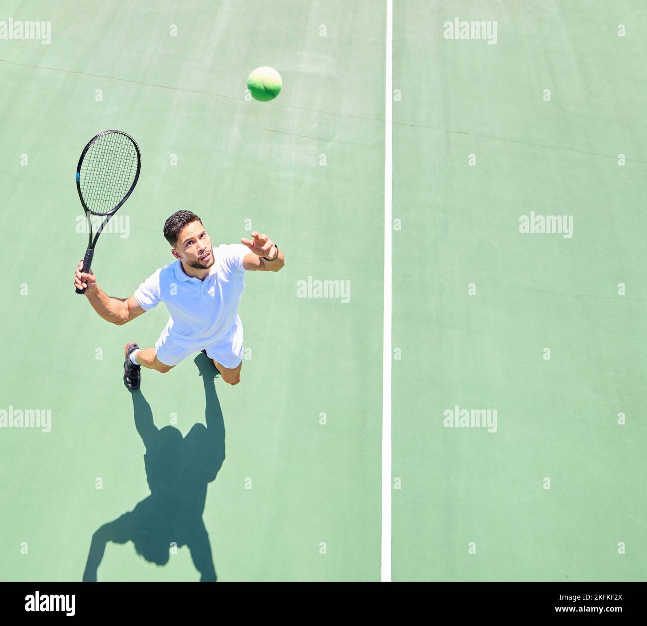 Tennis, mockup et servir avec un sportif jouant un jeu sur un court de tennis outoor d'en haut. Fitness, sport et exercice avec un joueur de tennis masculin Banque D'Images