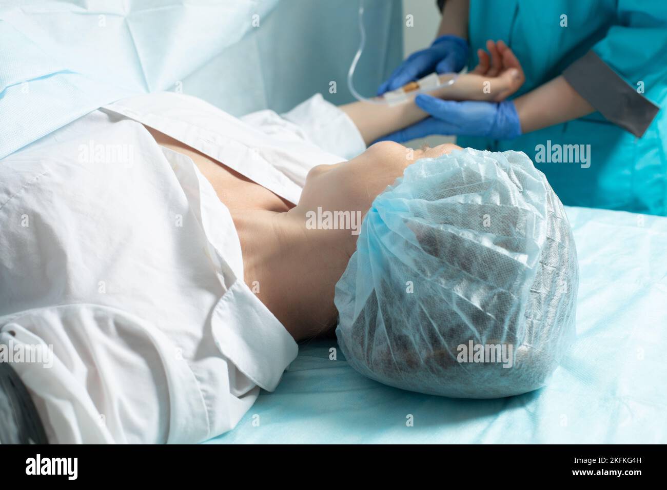 Patiente en salle d'opération à l'hôpital, prête pour la césarienne Banque D'Images