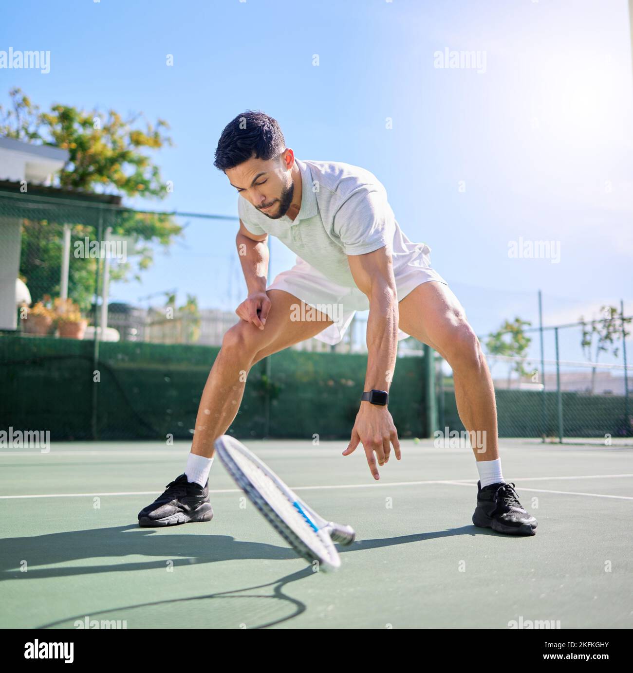Tennis, sports et douleurs au genou sur le court après l'entraînement, le match ou le match à l'extérieur. Soins de santé, athlète masculin ou joueur de tennis lâcher une raquette avec blessure à la jambe Banque D'Images