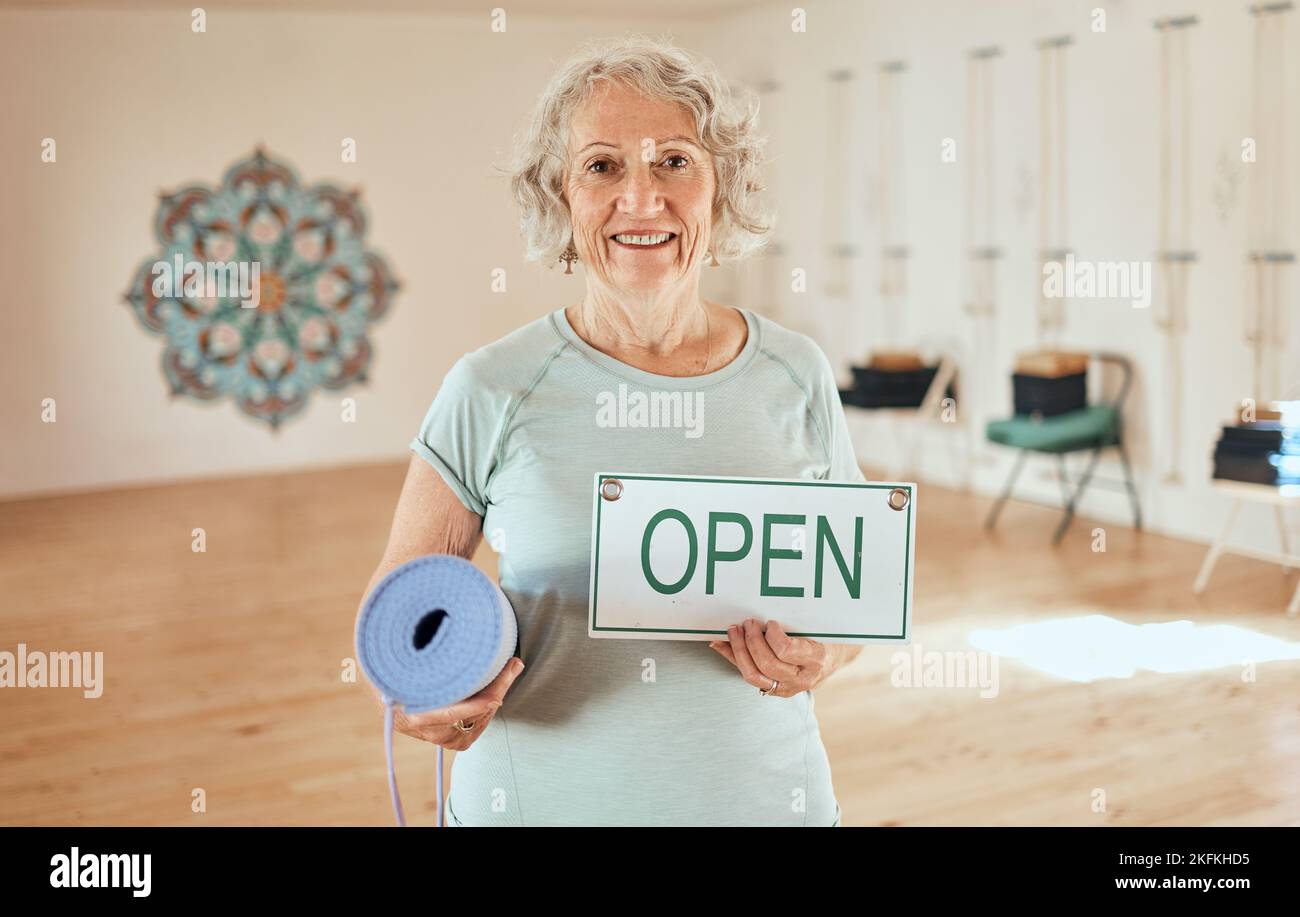 Yoga, femme âgée avec signe ouvert dans le portrait de forme physique et pilates studio avec exercice pour les personnes âgées. Bien-être, formation et motivation en matière de santé Banque D'Images