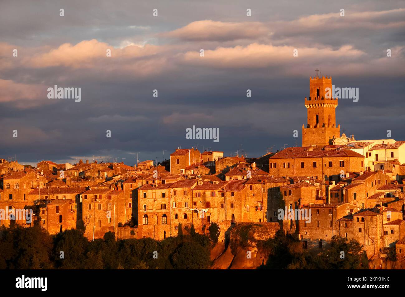 Gros plan et détail de la ville médiévale Pitigliano lumineux en soirée avec la cathédrale Santi Pietro e Paolo et la tour dans le centre, Maremme, Provin Banque D'Images