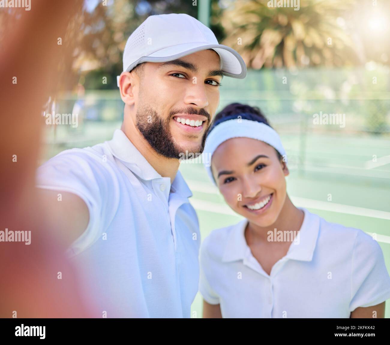 Selfie, tennis et sports avec un couple sur un court pour prendre une photo après leur entraînement ou jeu. Portrait, fitness et sport avec un homme et une femme Banque D'Images